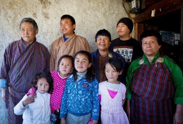 一妻多夫的家庭，全家人是怎么生活的？女性就是在受罪