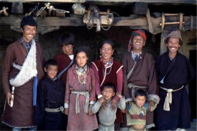 一妻多夫的家庭，全家人是怎么生活的？女性就是在受罪