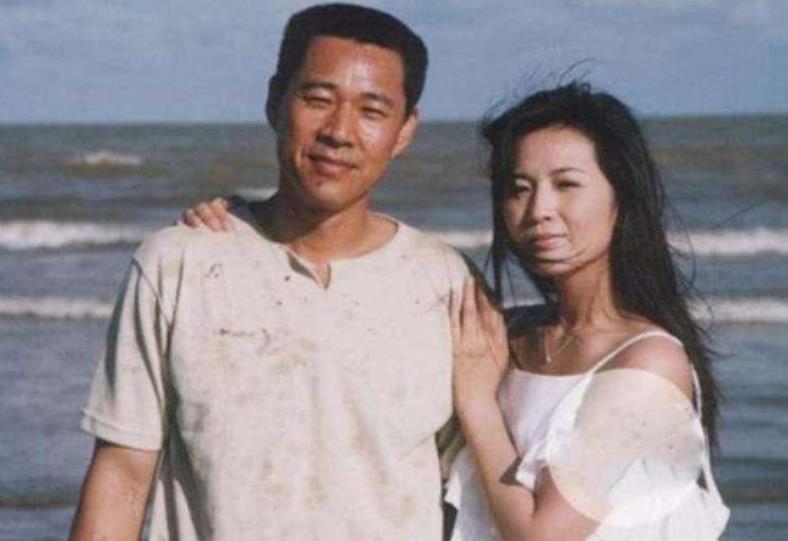 张丰毅和吕丽萍：离婚30年，人生截然不同，亲儿子和继父成一家