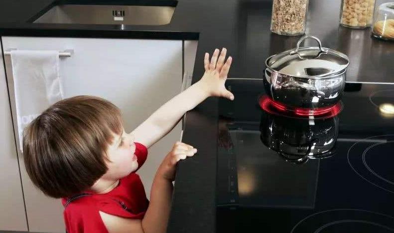 三岁孩子被100度开水烫着，妈妈用1小时4步处理，医生：做得好