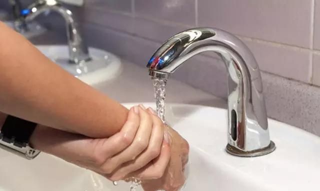 三岁孩子被100度开水烫着，妈妈用1小时4步处理，医生：做得好