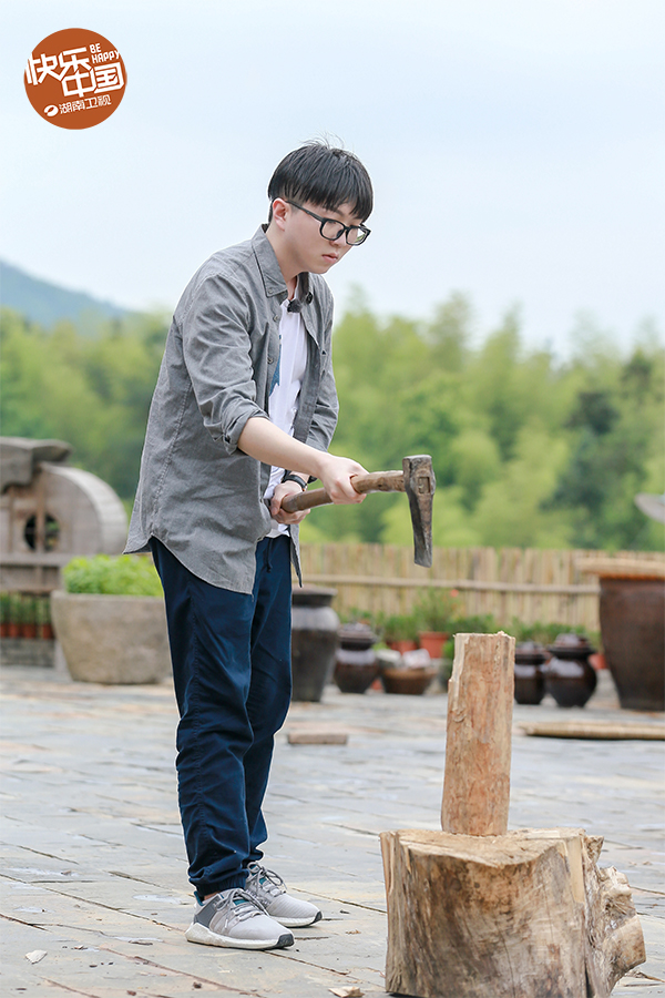 爆红第5年，被华晨宇否定的毛不易，终于开始融入娱乐圈