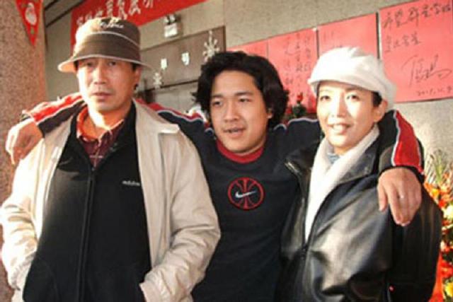 张丰毅和吕丽萍：离婚30年，人生截然不同，亲儿子和继父成一家