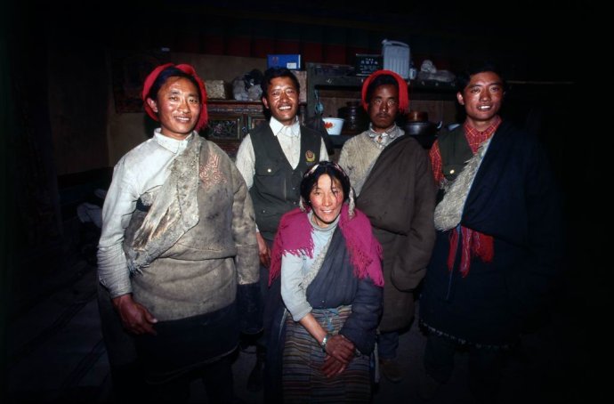 一妻多夫的家庭，全家人是怎么生活的？女性就是在受罪