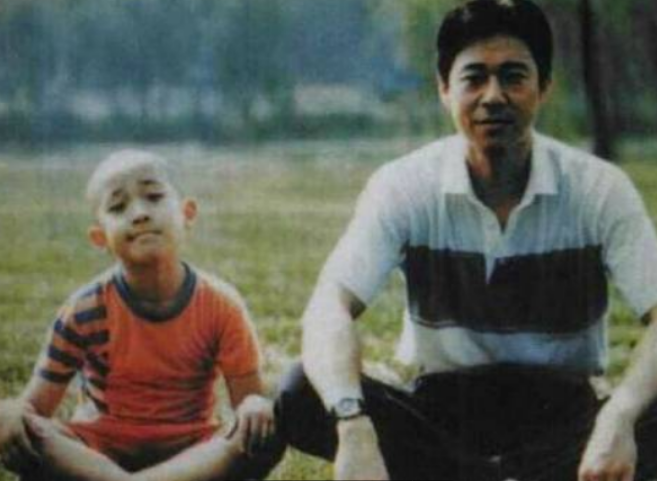 张丰毅和吕丽萍：离婚30年，人生截然不同，亲儿子和继父成一家