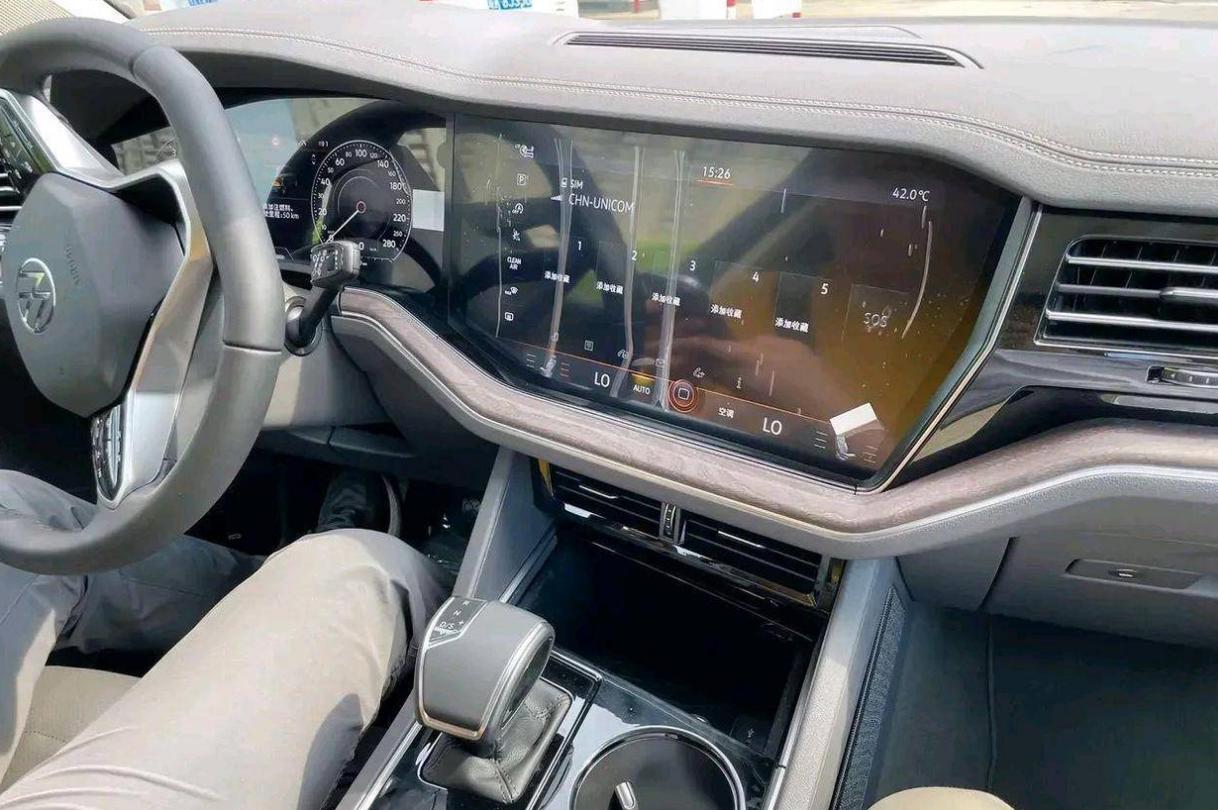 定位旗舰，黑武士风格，大众途锐R实车图，搭3.0T V6+8AT动力