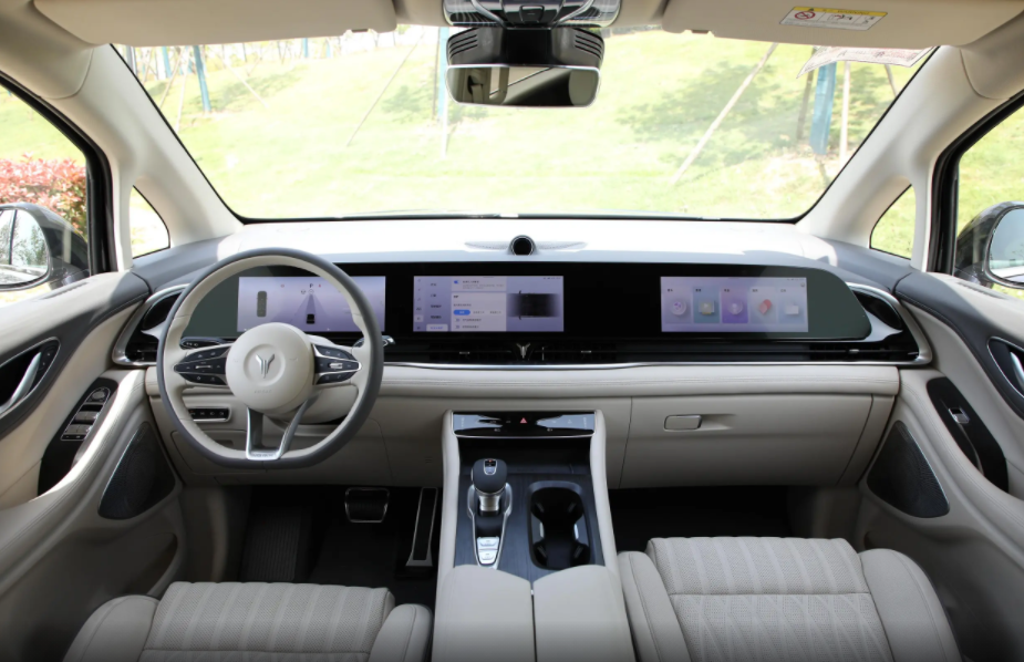 岚图梦想家PHEV：7座布局，百公里加速6.6秒，竞争力如何？