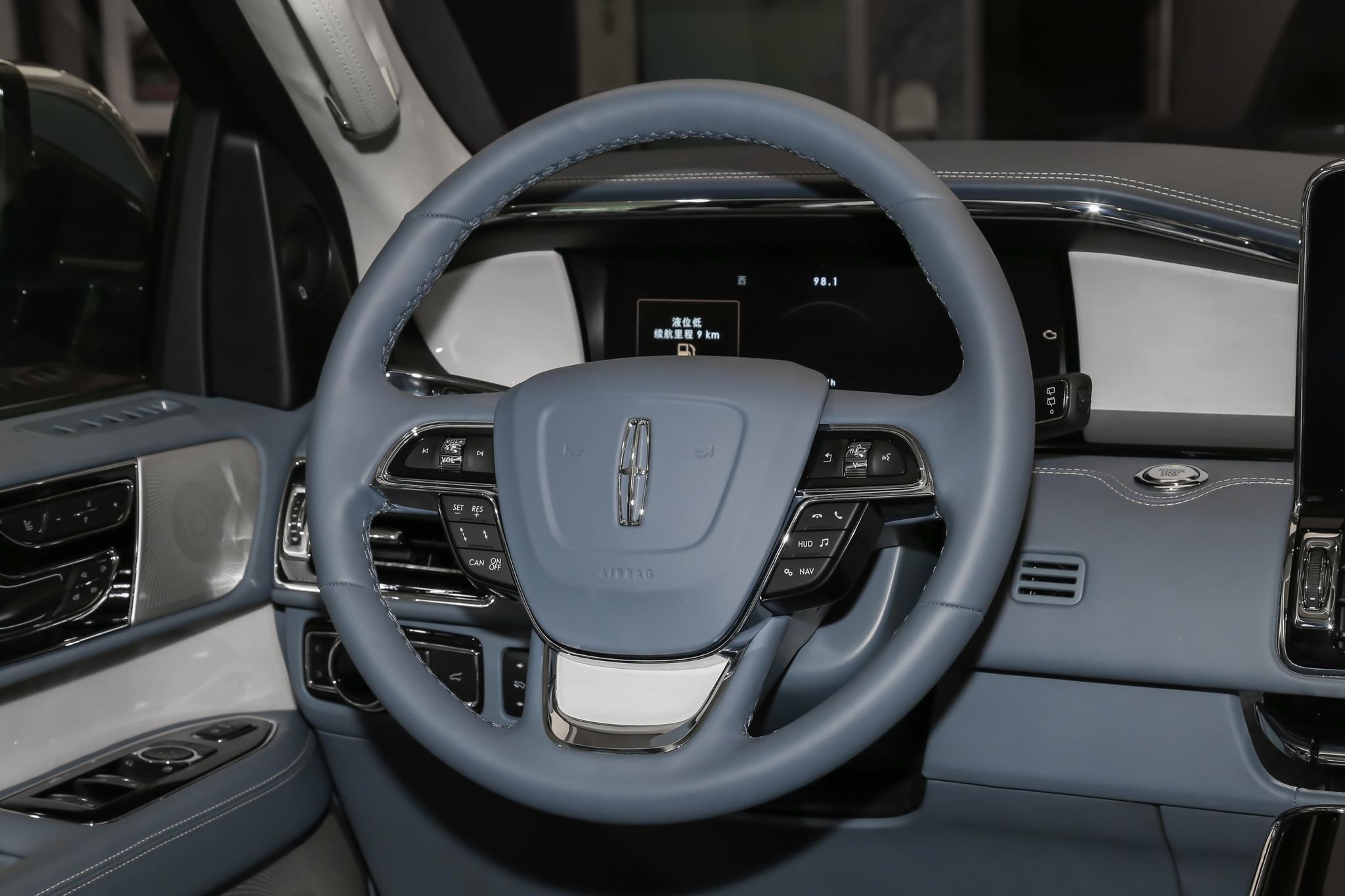 8万,车长超5米6,霸气十足,实拍林肯领航员