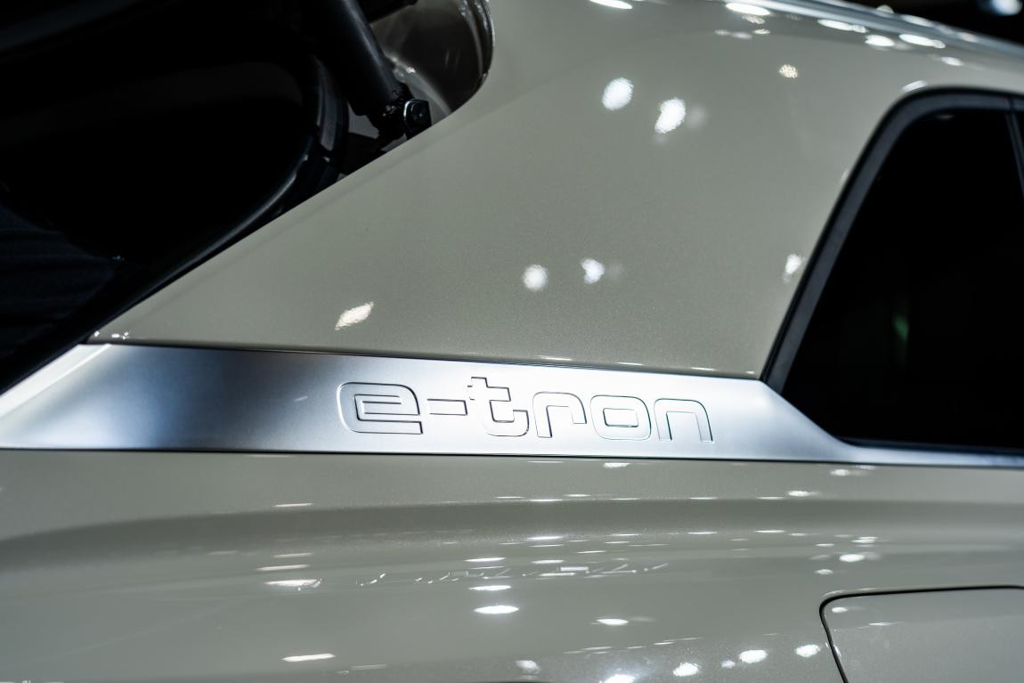 实拍上汽奥迪Q5 e-tron：犀利造型+数字座舱，MEB平台拒绝油改电