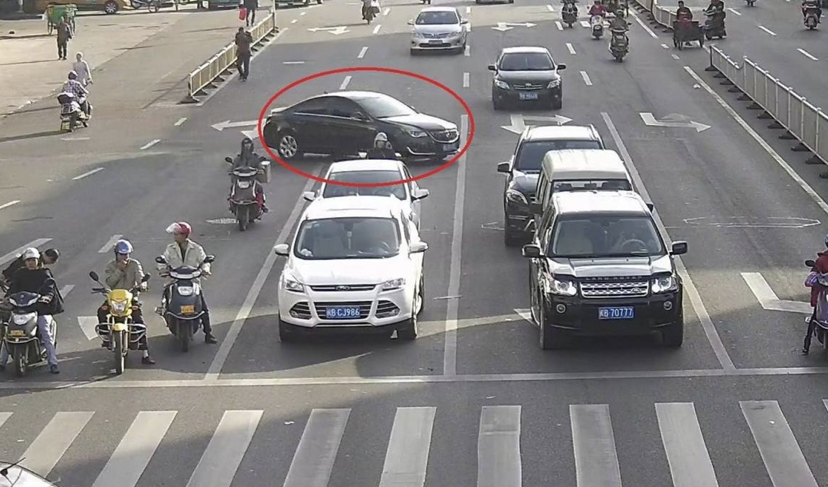 過路口，前方車壞了，能實(shí)線變道嗎？