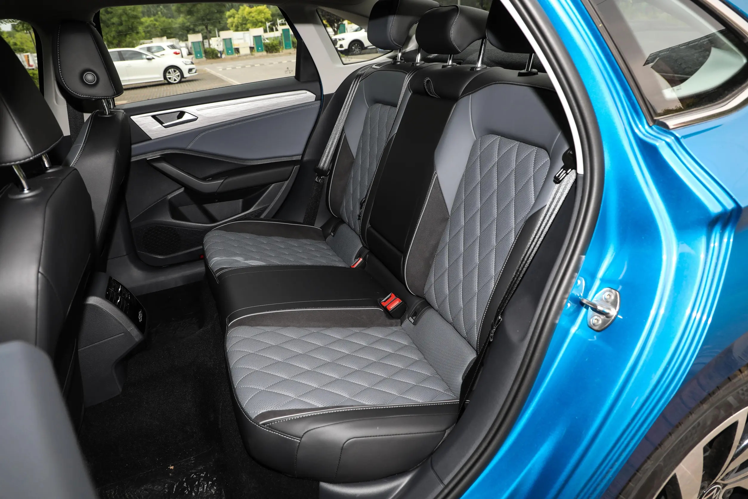 内饰方面,新款速腾对中控布局进行了重新设计,其中控台区域搭载了大众