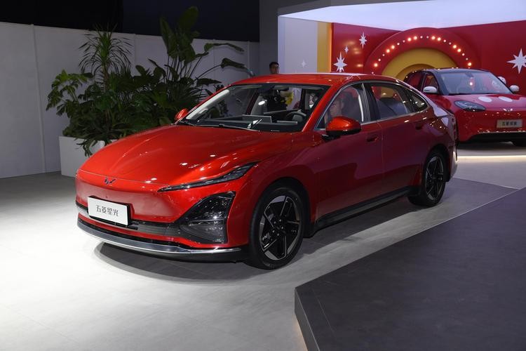 五菱中型轿车，油耗低至3.6L，续航超1100km，家用车看它