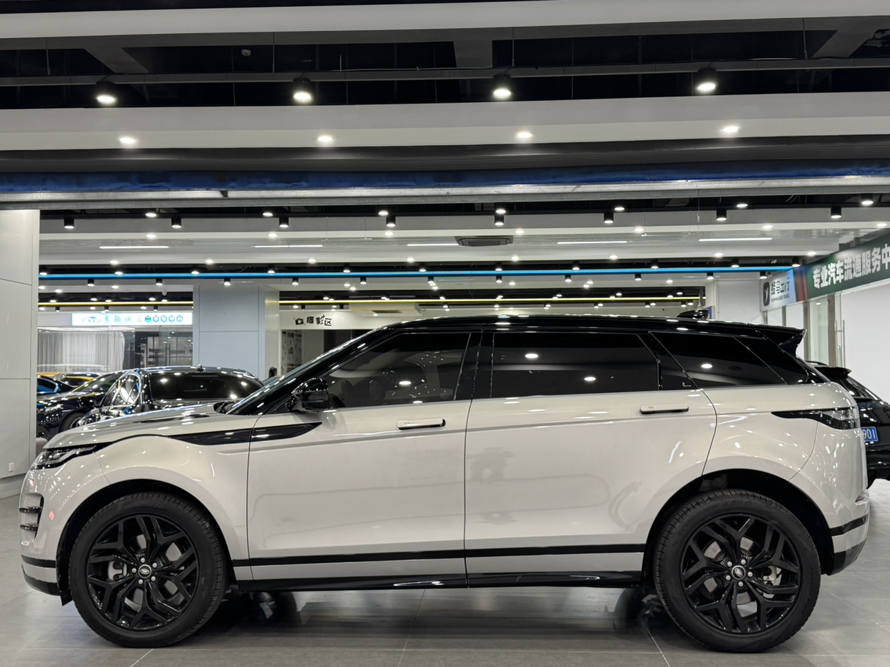 2022款路虎揽胜极光，落地不到一年，20万出头就能体验豪华SUV？