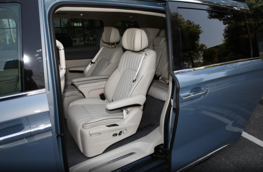 岚图梦想家PHEV：7座布局，百公里加速6.6秒，竞争力如何？