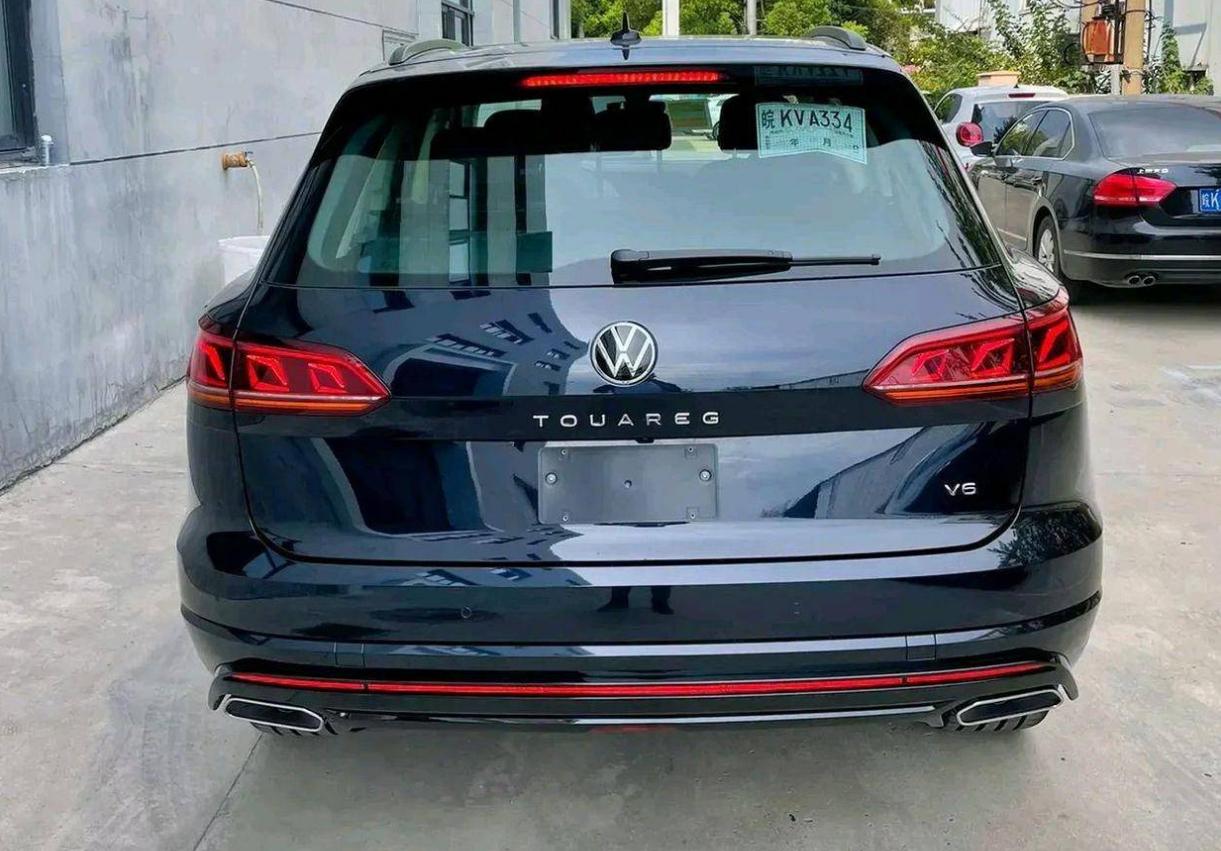 定位旗舰，黑武士风格，大众途锐R实车图，搭3.0T V6+8AT动力