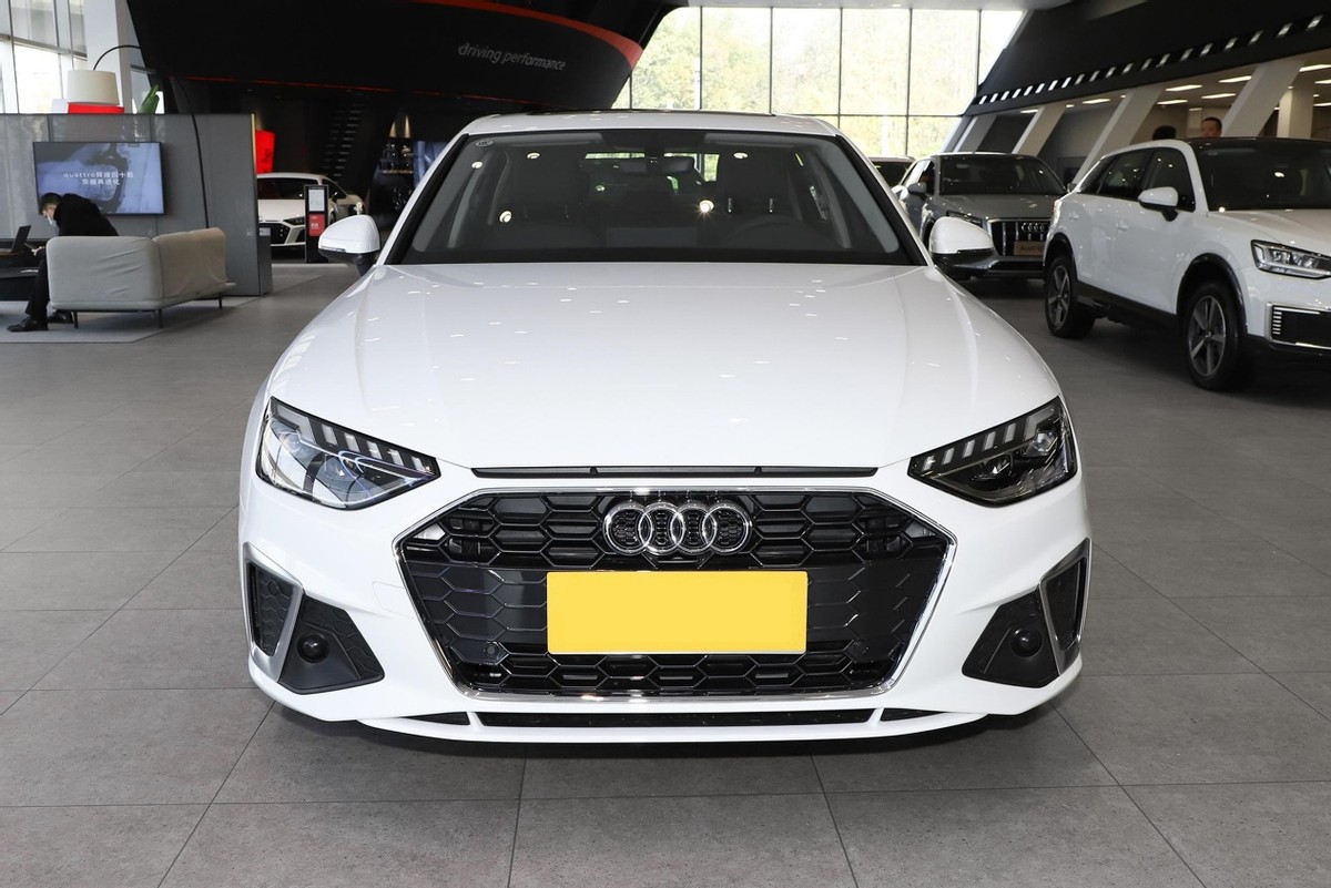 实拍2022款奥迪a4l,30.68万起,轴距超2米9,全系标配2.0t动力