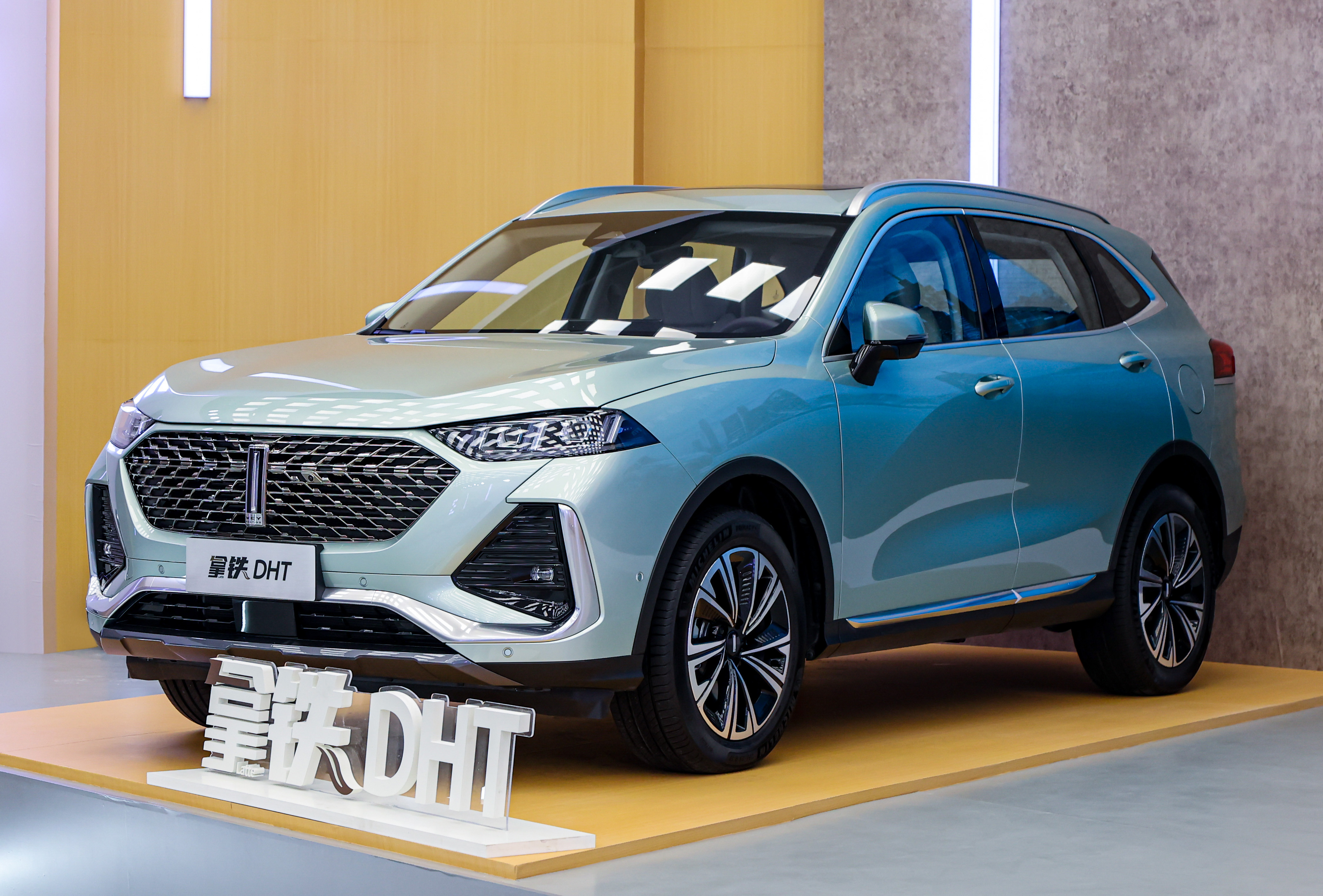 wey是什么品牌车(wey拿铁dht正式上市,售价15.98万元起)