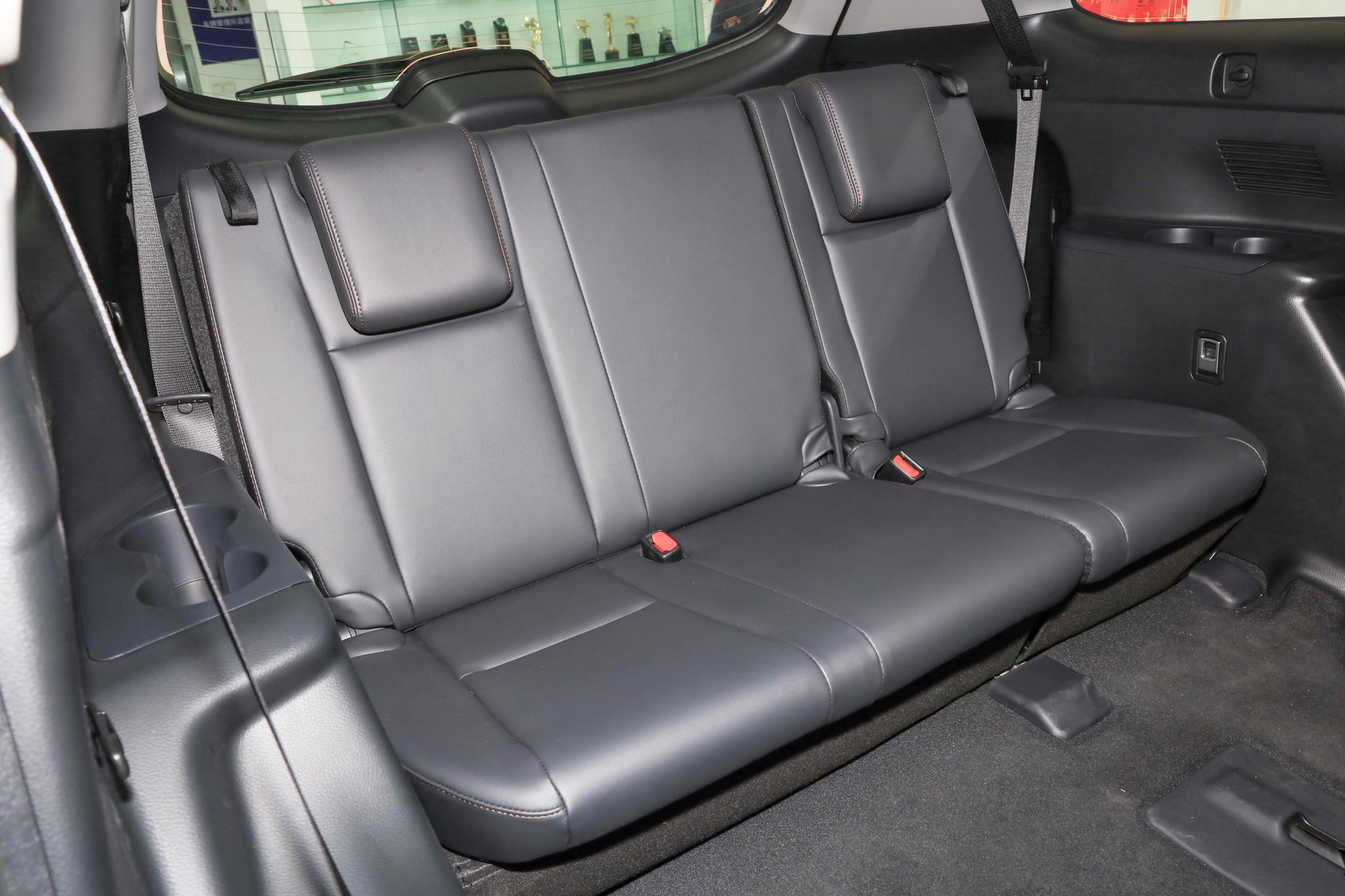 后排座椅座椅布局均为2 3 2,其实希望汉兰达推出2 2 2的六座布局,实用