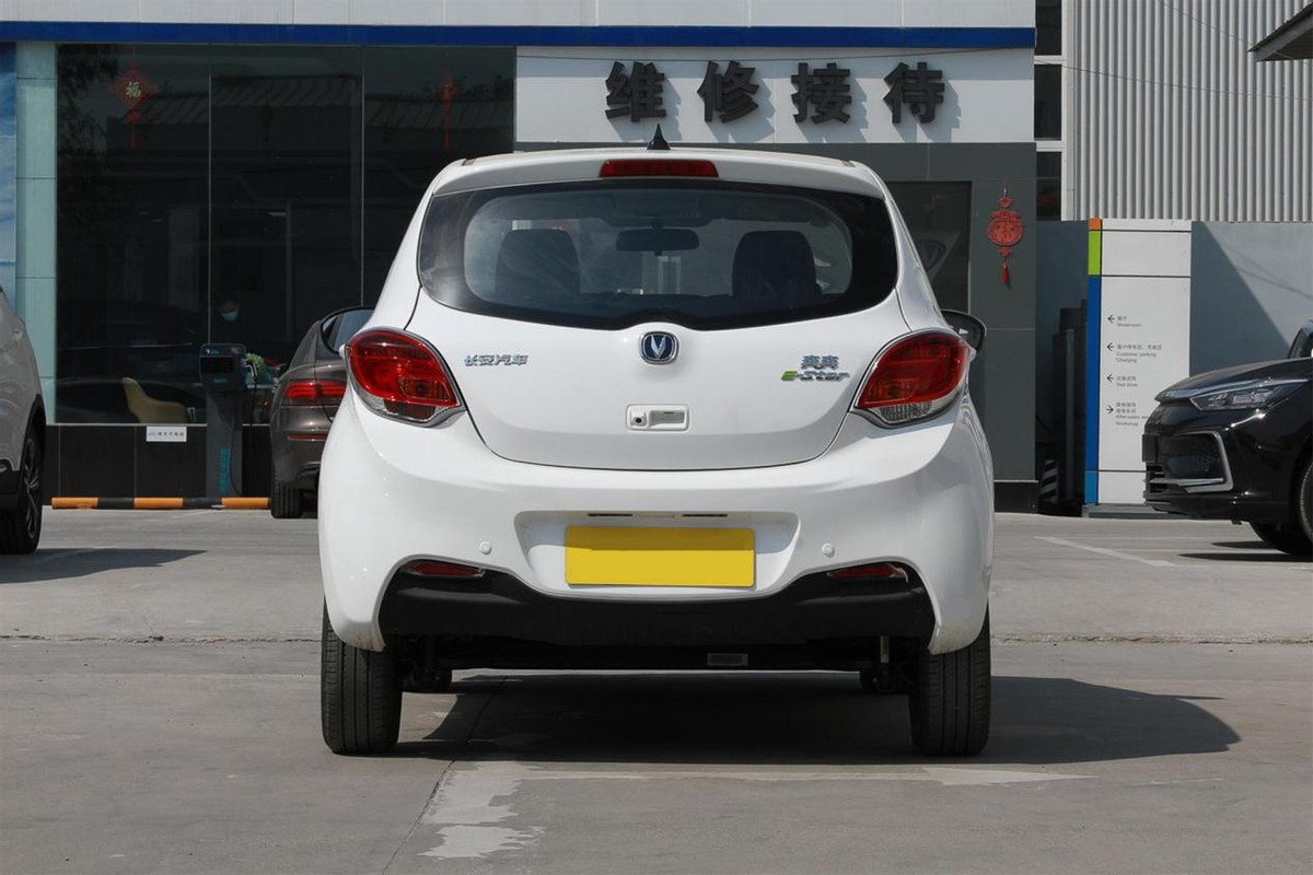 奔奔E-Star售价2.98万起，续航301km，适合年轻人的“代步神车”