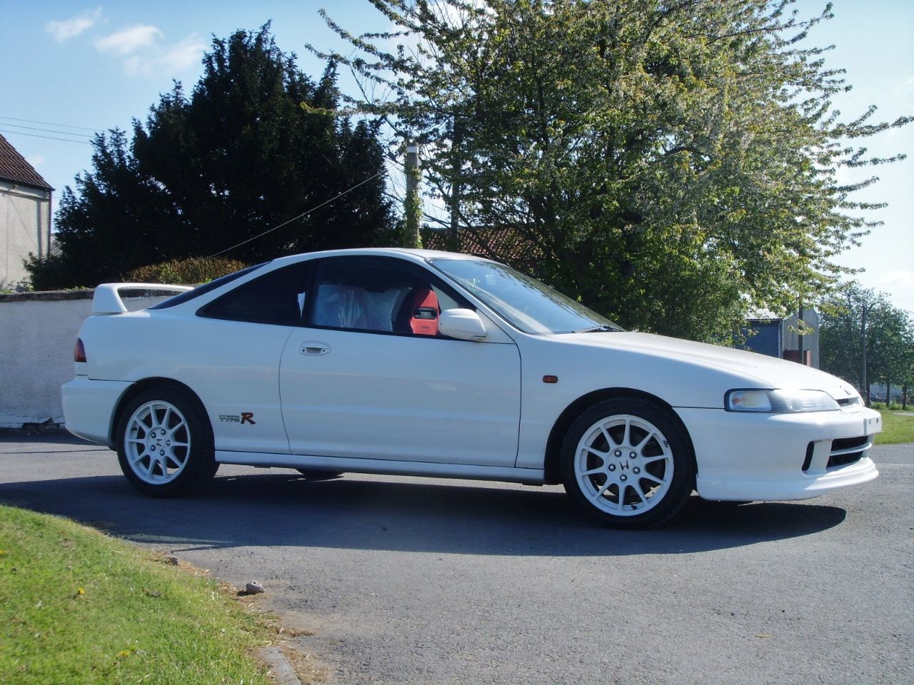 就做到了170匹,完全震撼了那时代的所有车迷,带有本田著名的vtec技术