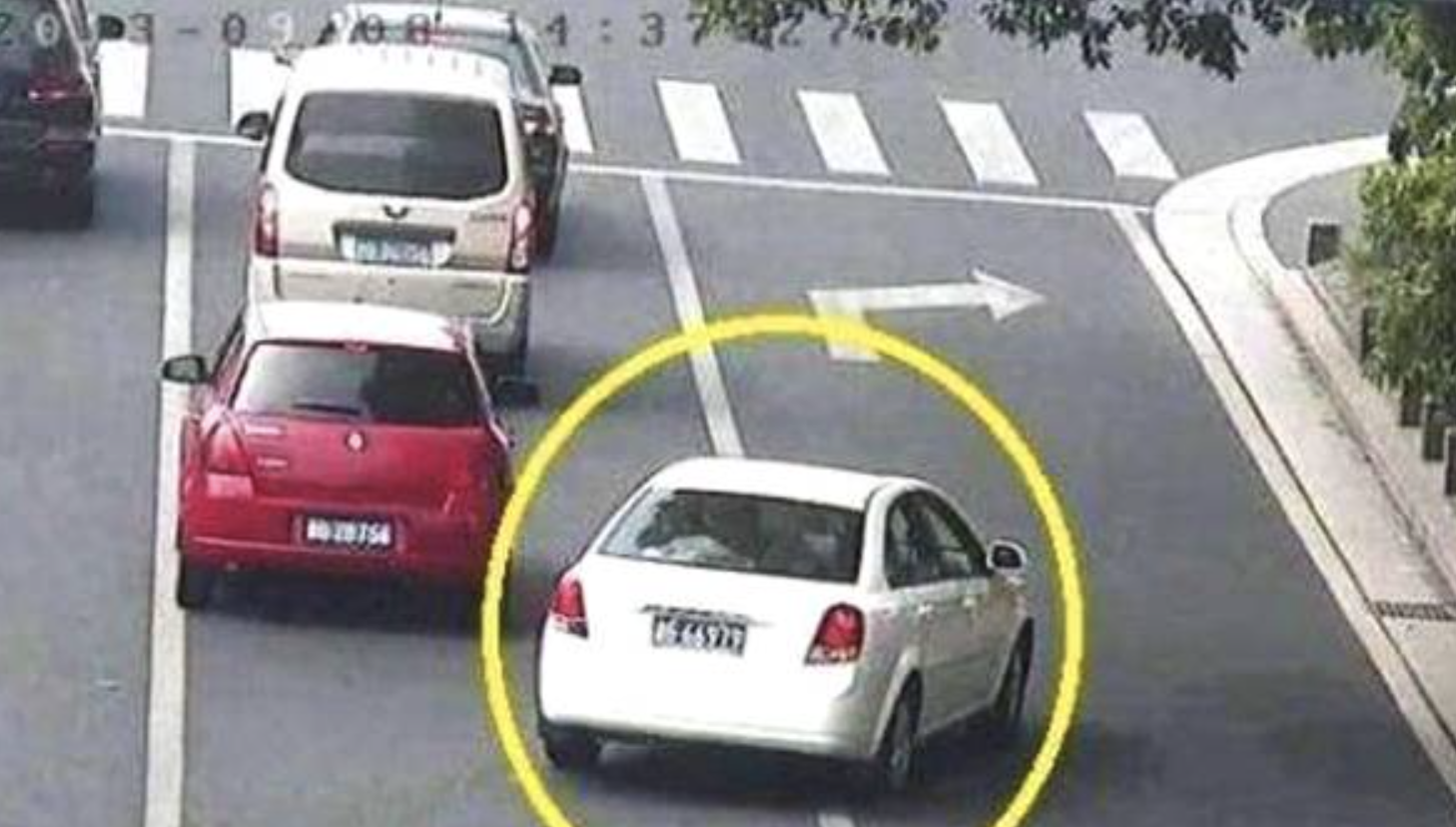 過路口，前方車壞了，能實(shí)線變道嗎？
