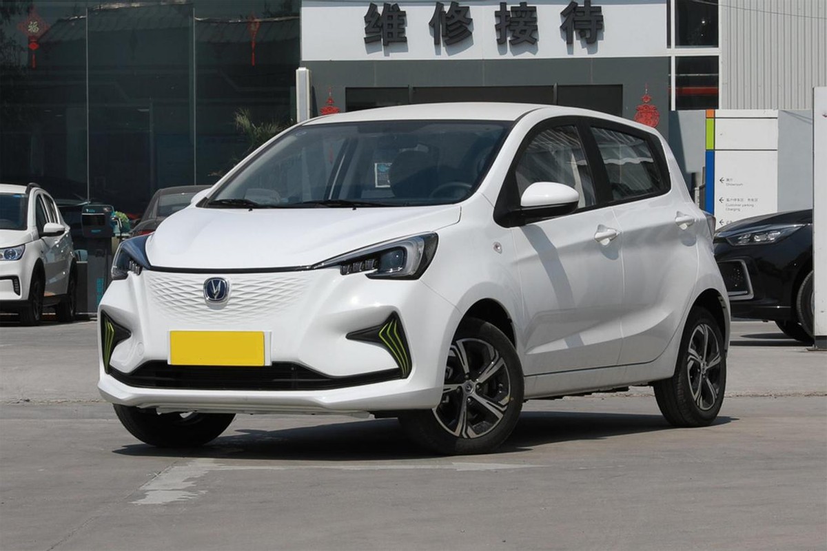 奔奔E-Star售价2.98万起，续航301km，适合年轻人的“代步神车”