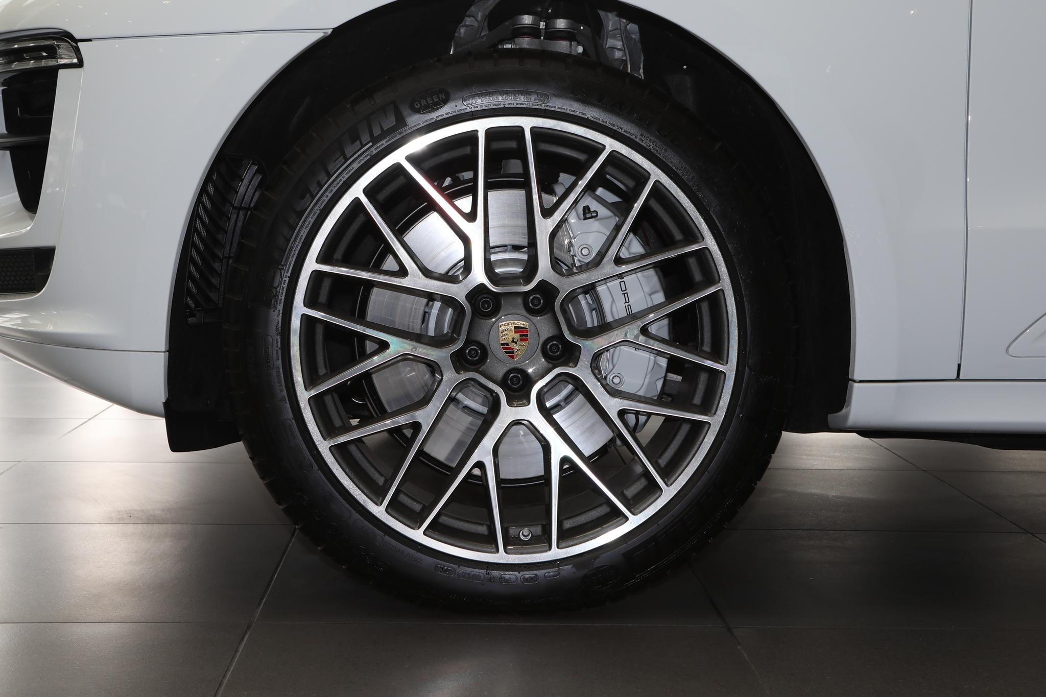 售价92.5万，2.9T+7DCT，有颜值有操控，实拍保时捷Macan Turbo
