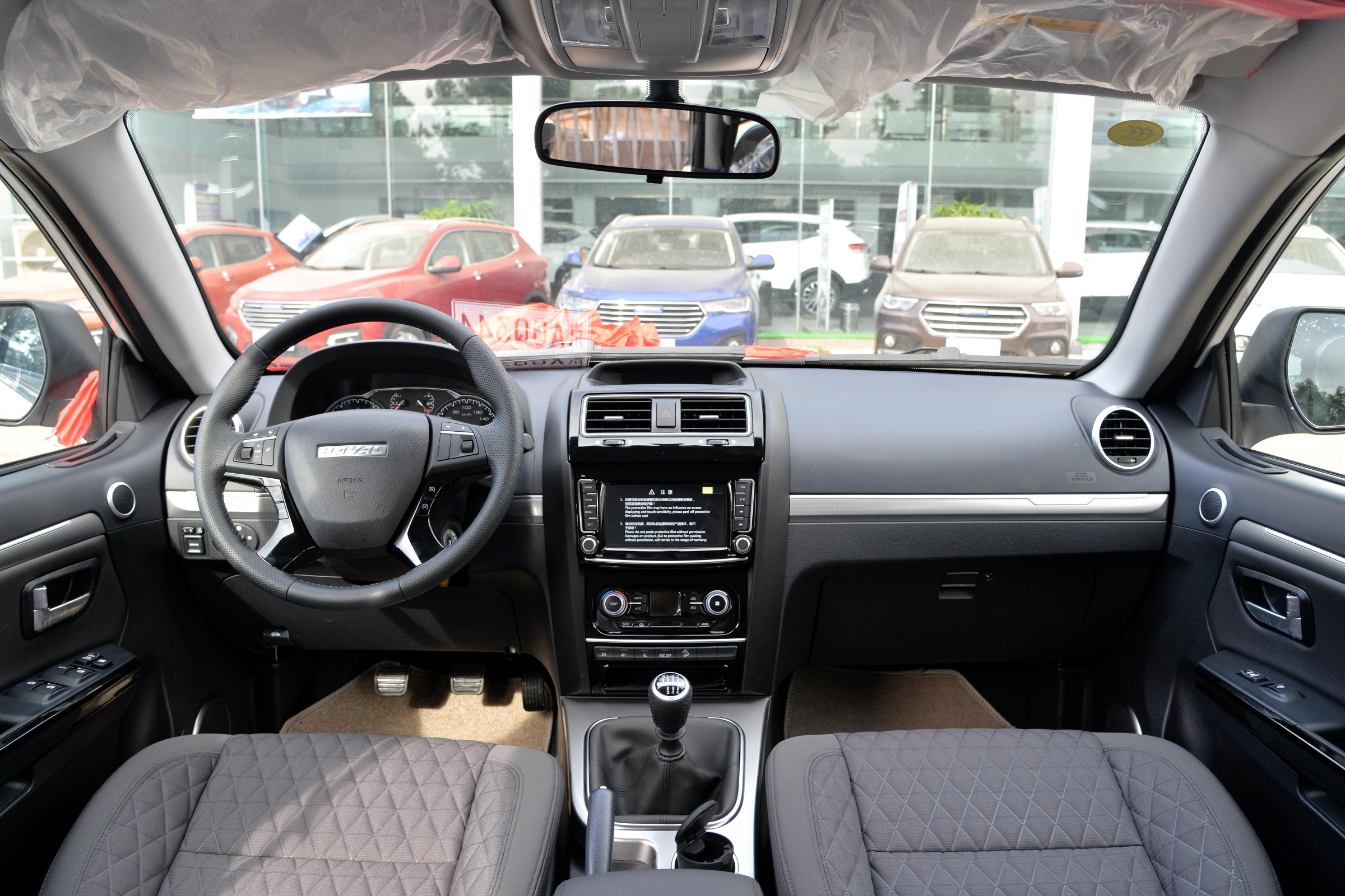 哈弗h5的内饰布局简约大方,设计也符合年轻人的审美,中控按键的位置