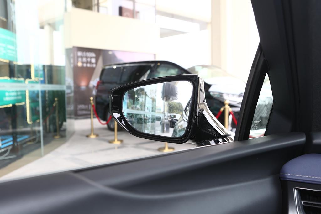 雷克萨斯UX新能源热销中 店内可试乘试驾