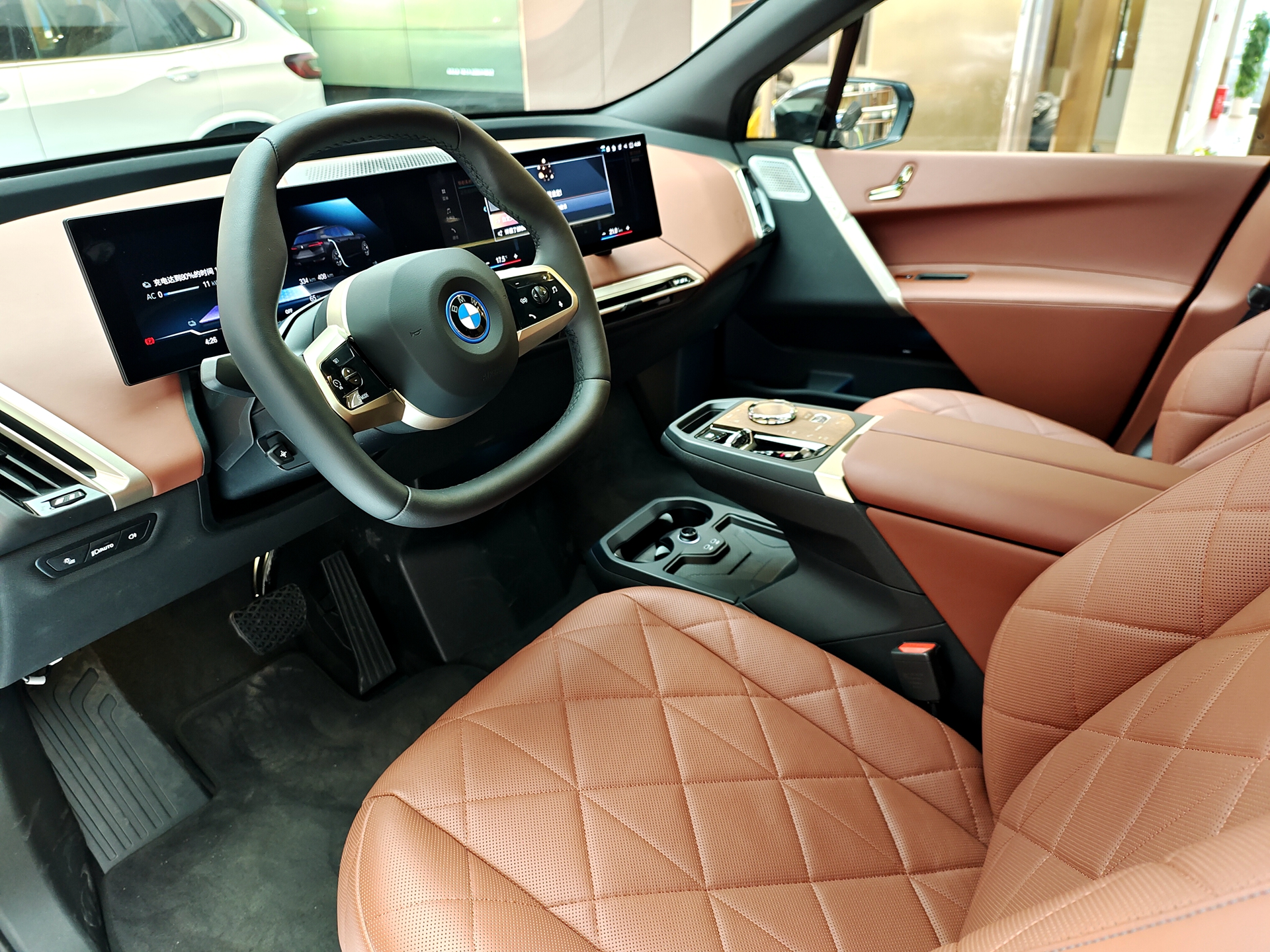 售价84.69万元 到店实拍宝马ix xdrive50 它值得买吗?