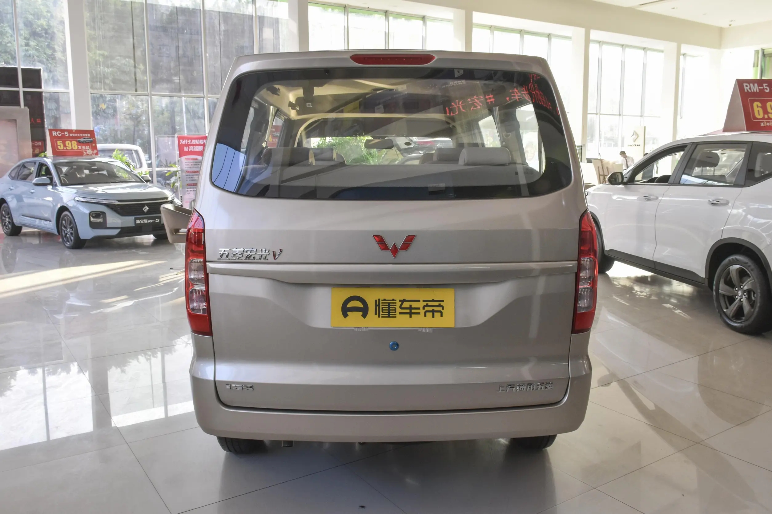 家用七座微面,为什么很多人都喜欢五菱宏光v?全方面评测解析!