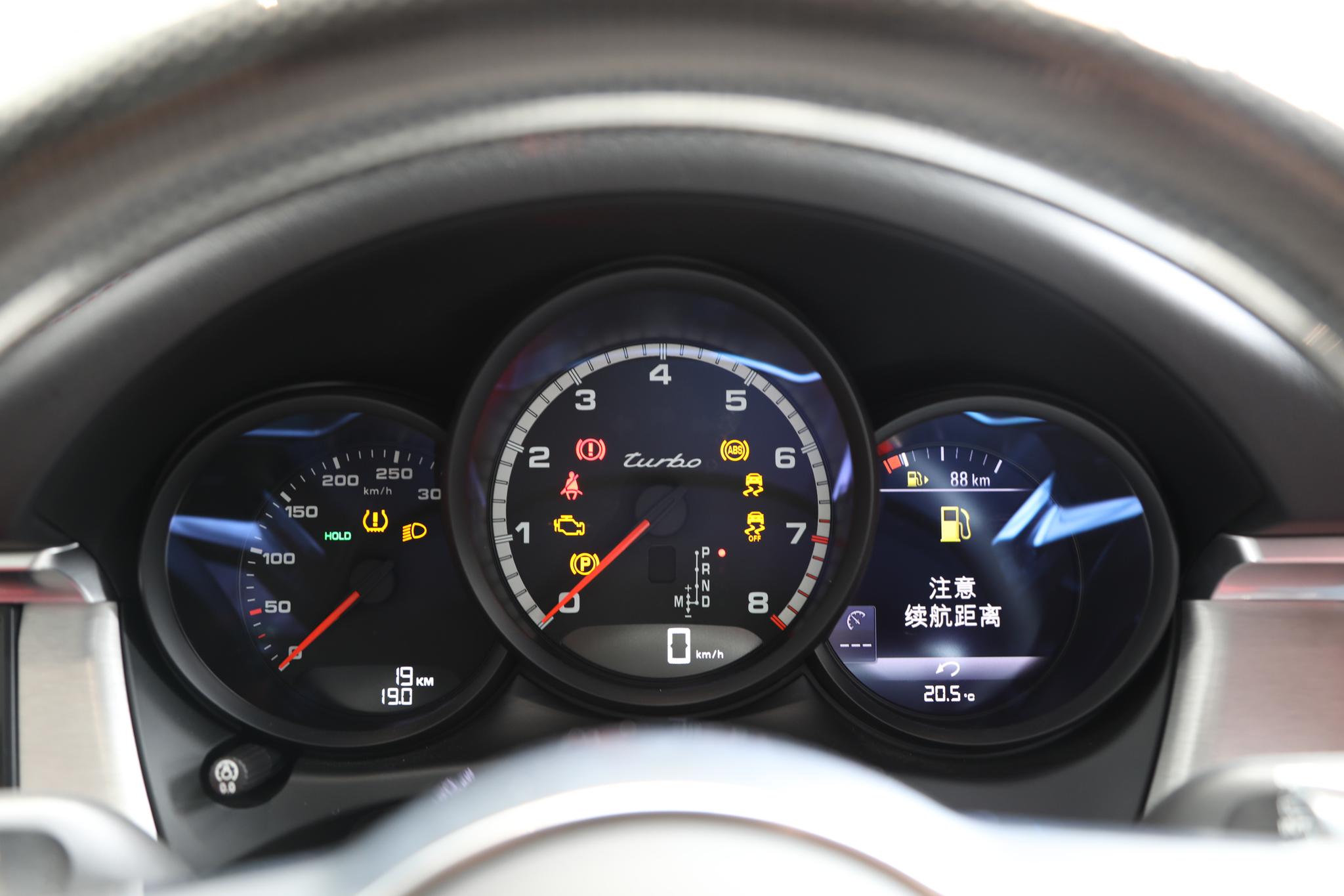 售价92.5万，2.9T+7DCT，有颜值有操控，实拍保时捷Macan Turbo