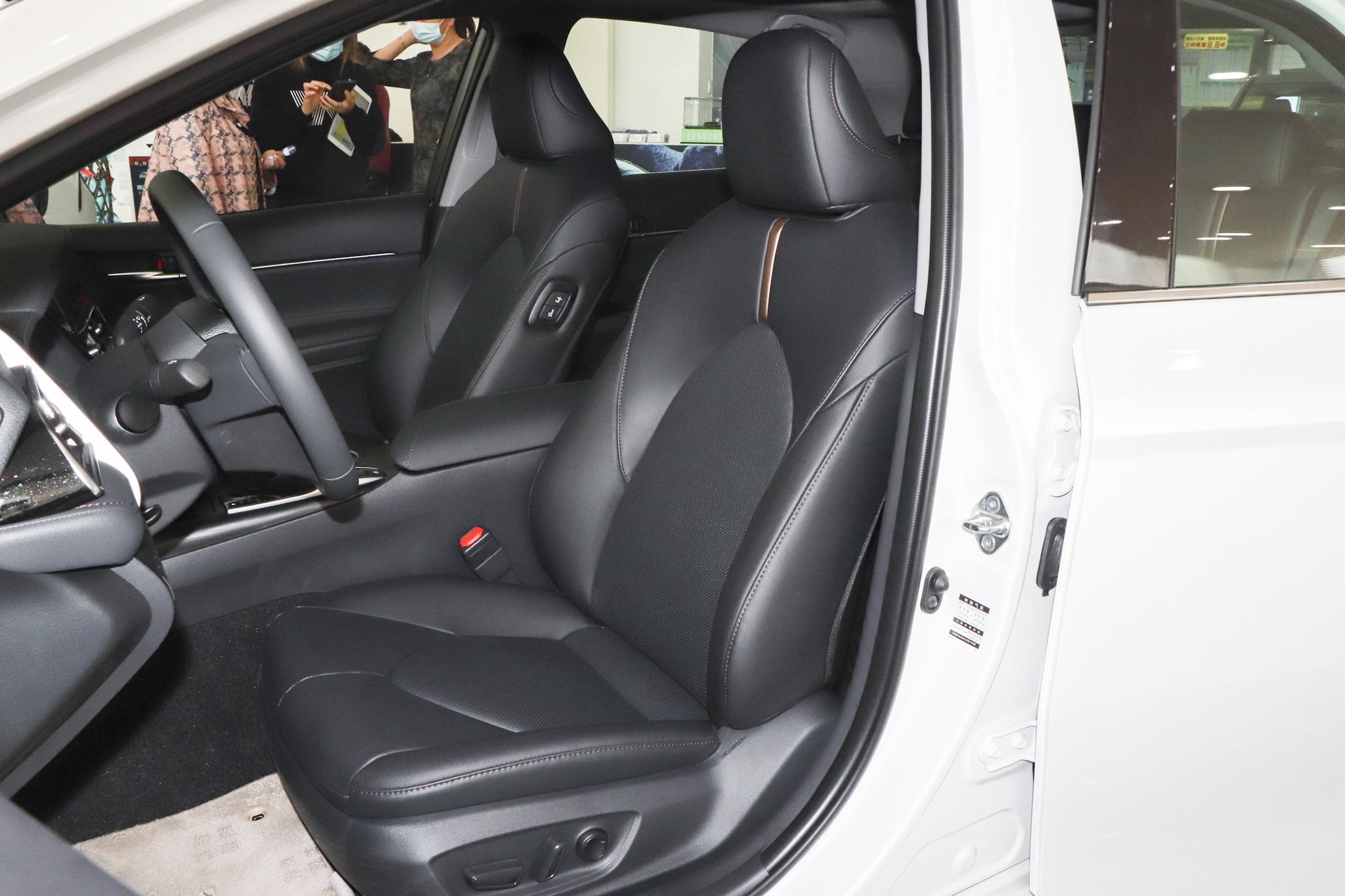 凯美瑞：外观动感，中型车，配2.5L+E-CVT，双擎，售价23.98万元