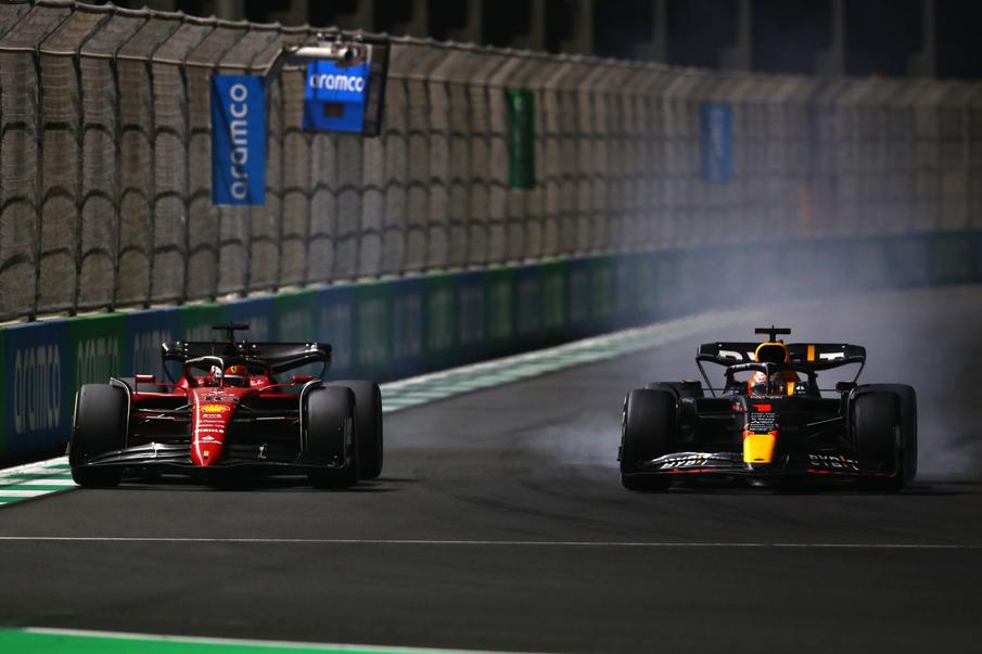 f1比赛(F1沙特站红牛0.5秒力压法拉利，诠释斗智斗勇，所有比赛都该这样)