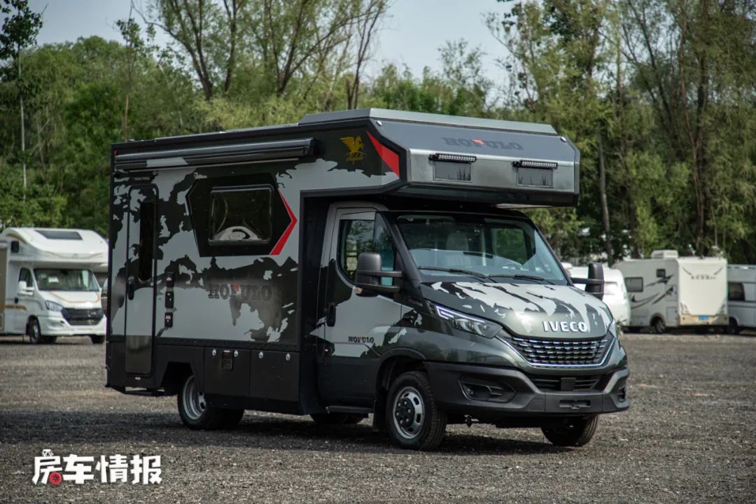 依维柯房车首创外观,比越野车还威猛,自带13.4度电冬天住有暖气
