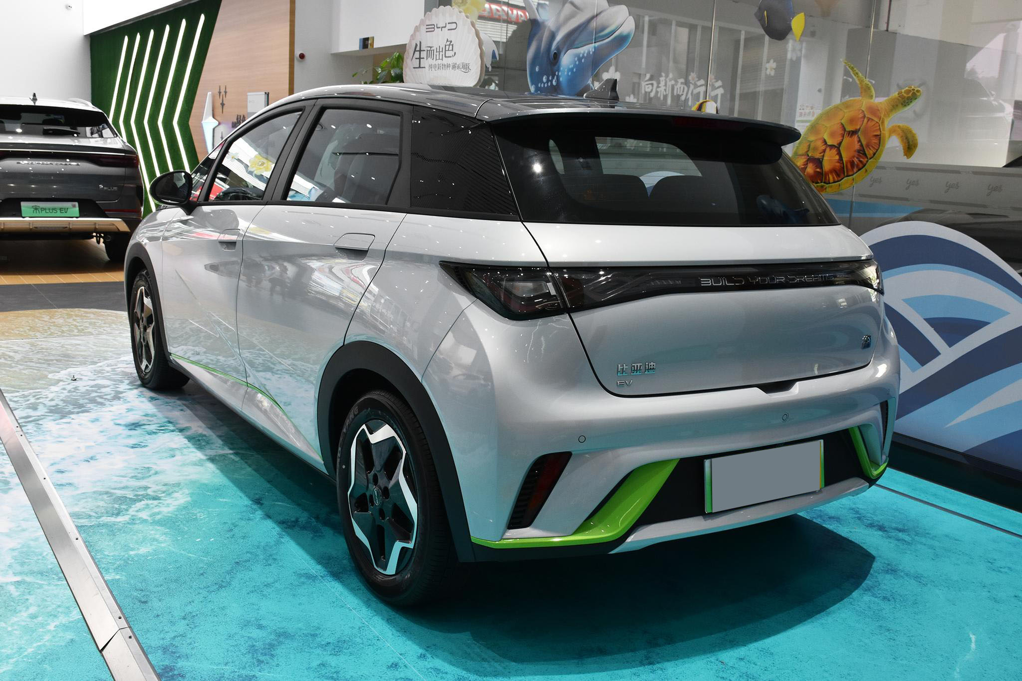 轴距2米7的小巧低价代步车，不烧油长续航带快充，实拍比亚迪海豚