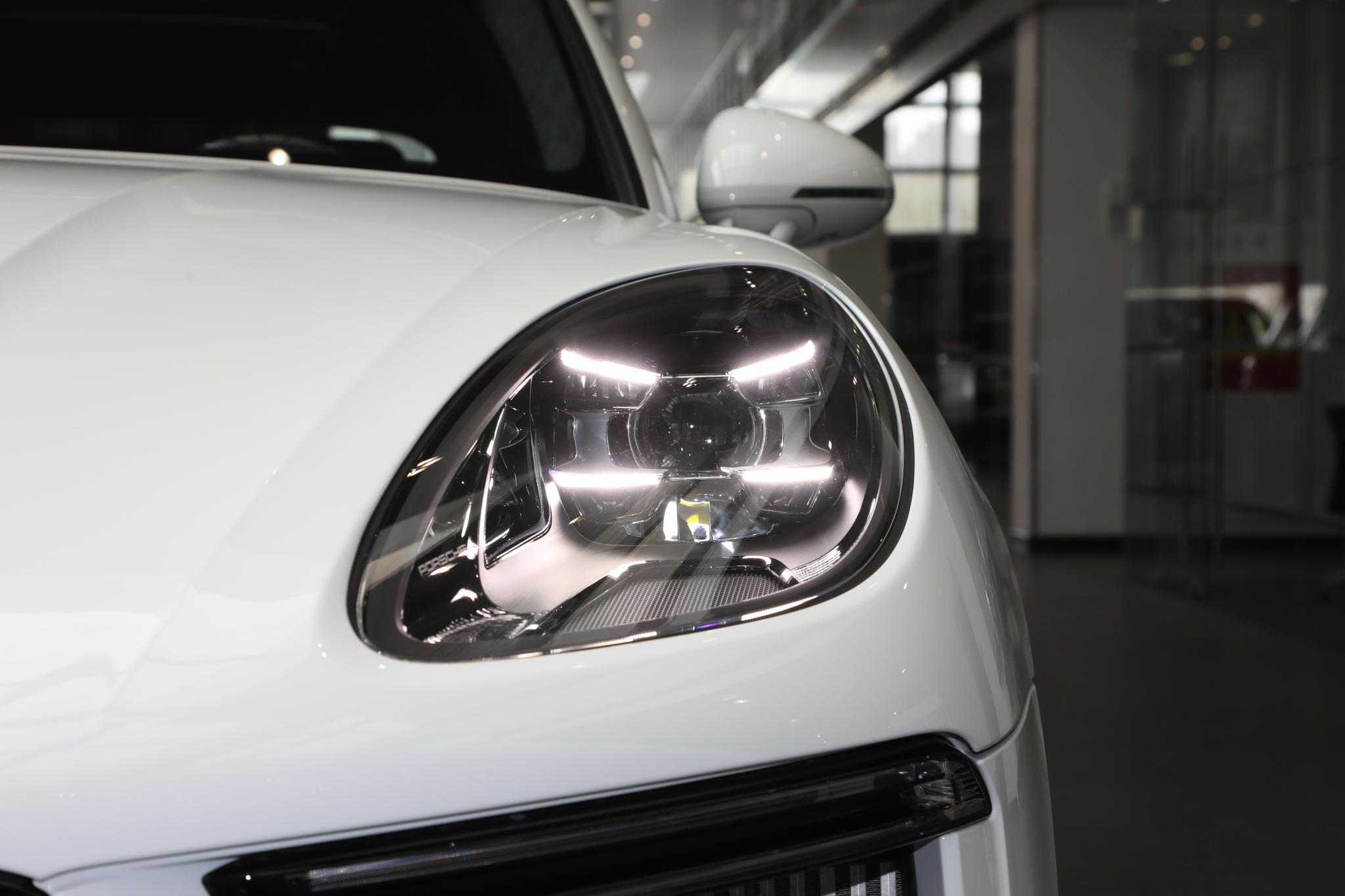 售价92.5万，2.9T+7DCT，有颜值有操控，实拍保时捷Macan Turbo