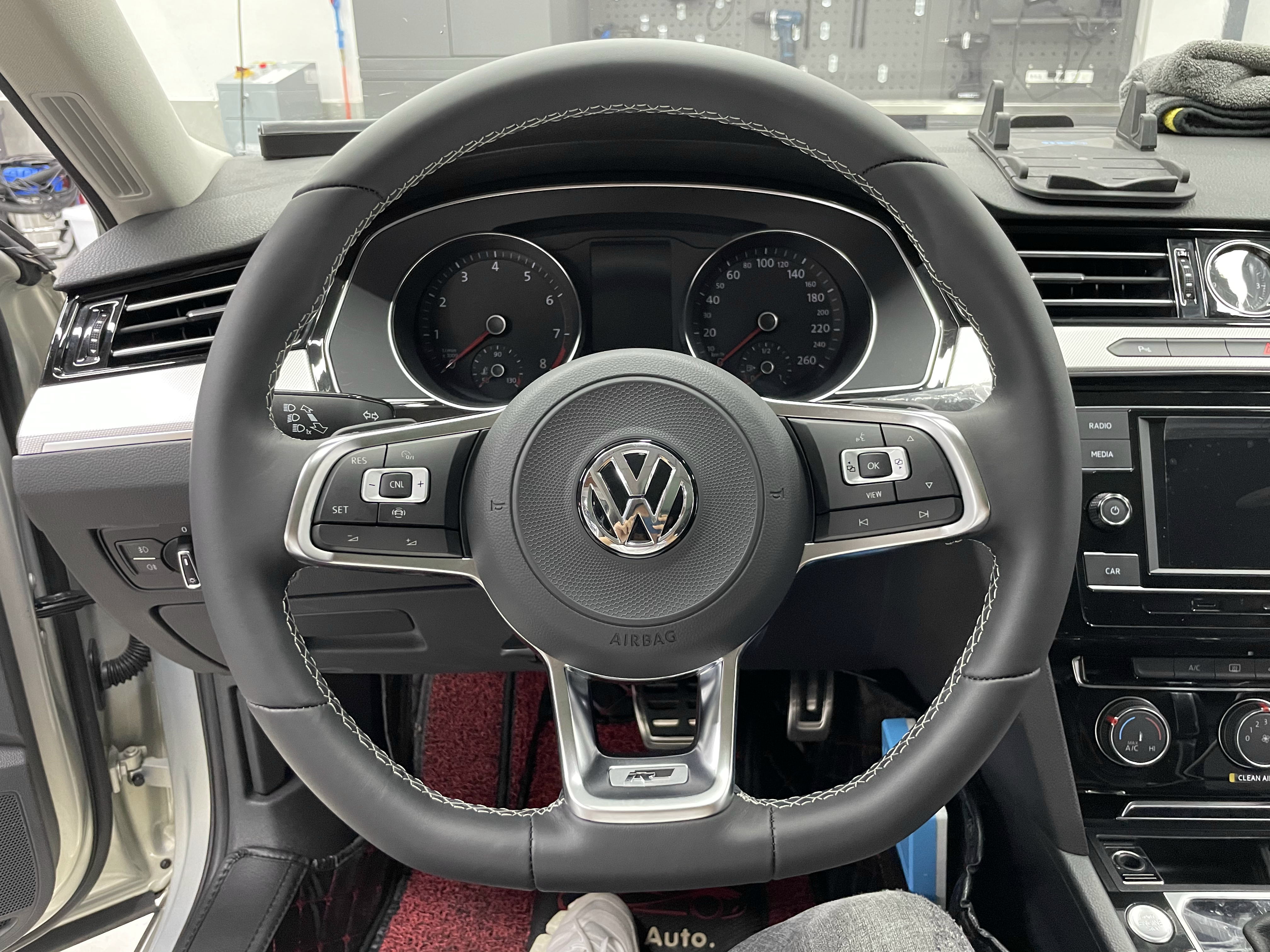 这个b8有点帅 迈腾升级原厂rline运动多功能方向盘