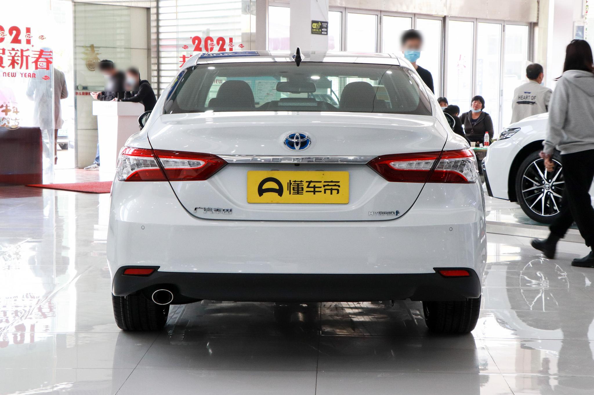 凯美瑞：外观动感，中型车，配2.5L+E-CVT，双擎，售价23.98万元