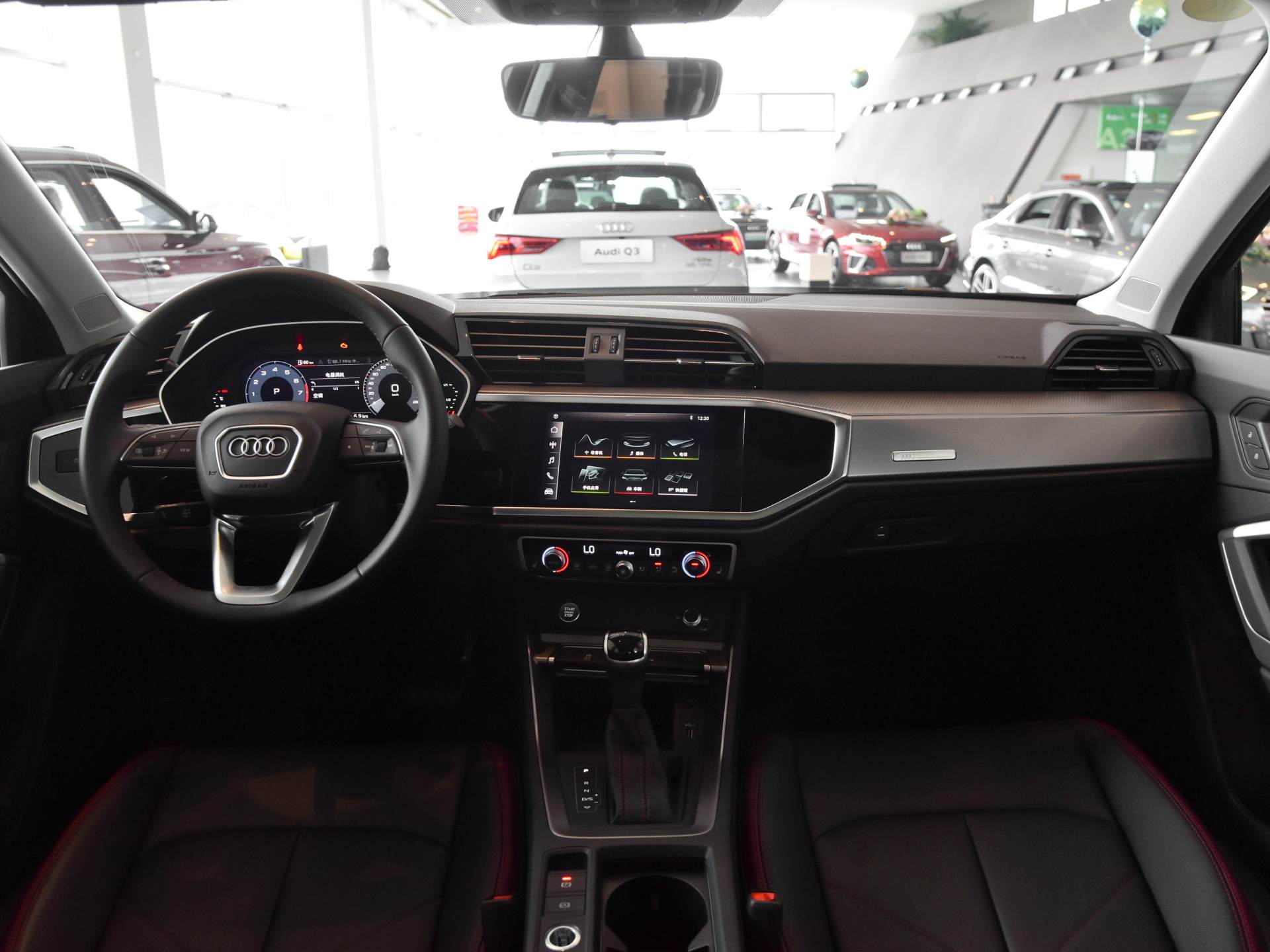 入门级豪华SUV，后排宽敞开着省油，实拍奥迪Q3