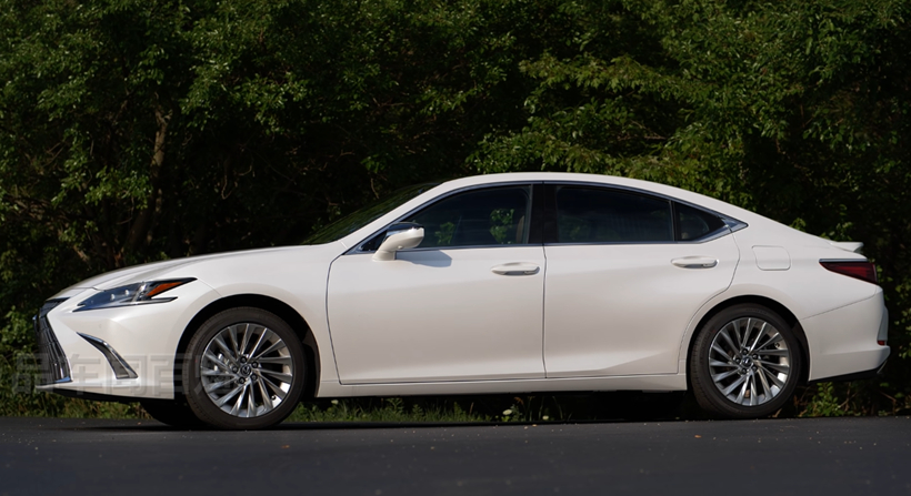 新款雷克萨斯ES实车，质感更高，触控大屏，油耗4.8L，BBA不香了