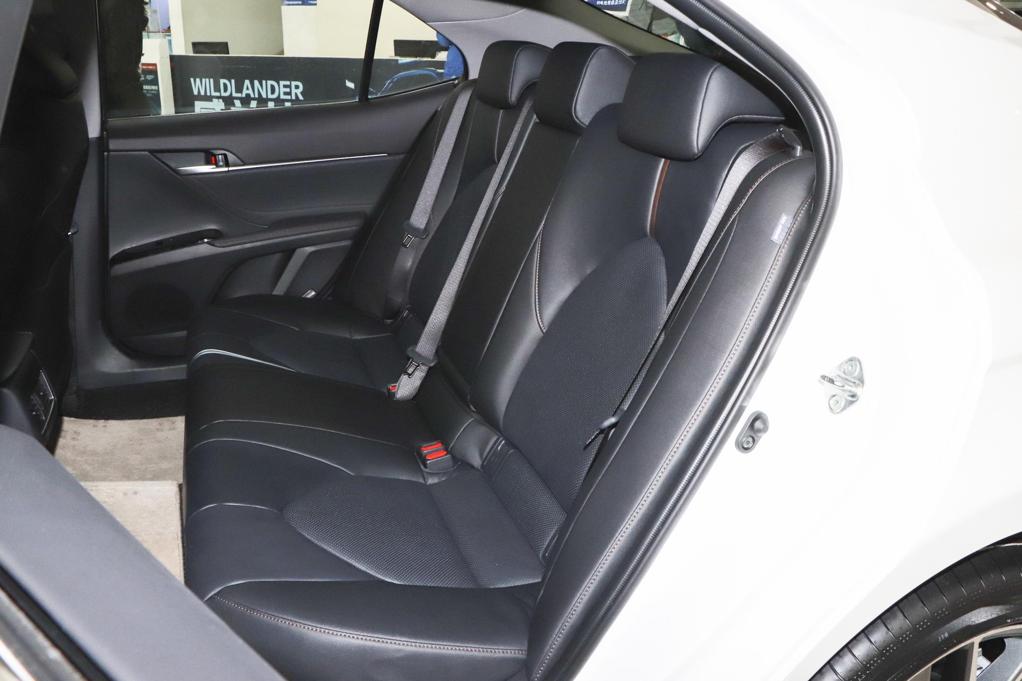 凯美瑞：外观动感，中型车，配2.5L+E-CVT，双擎，售价23.98万元