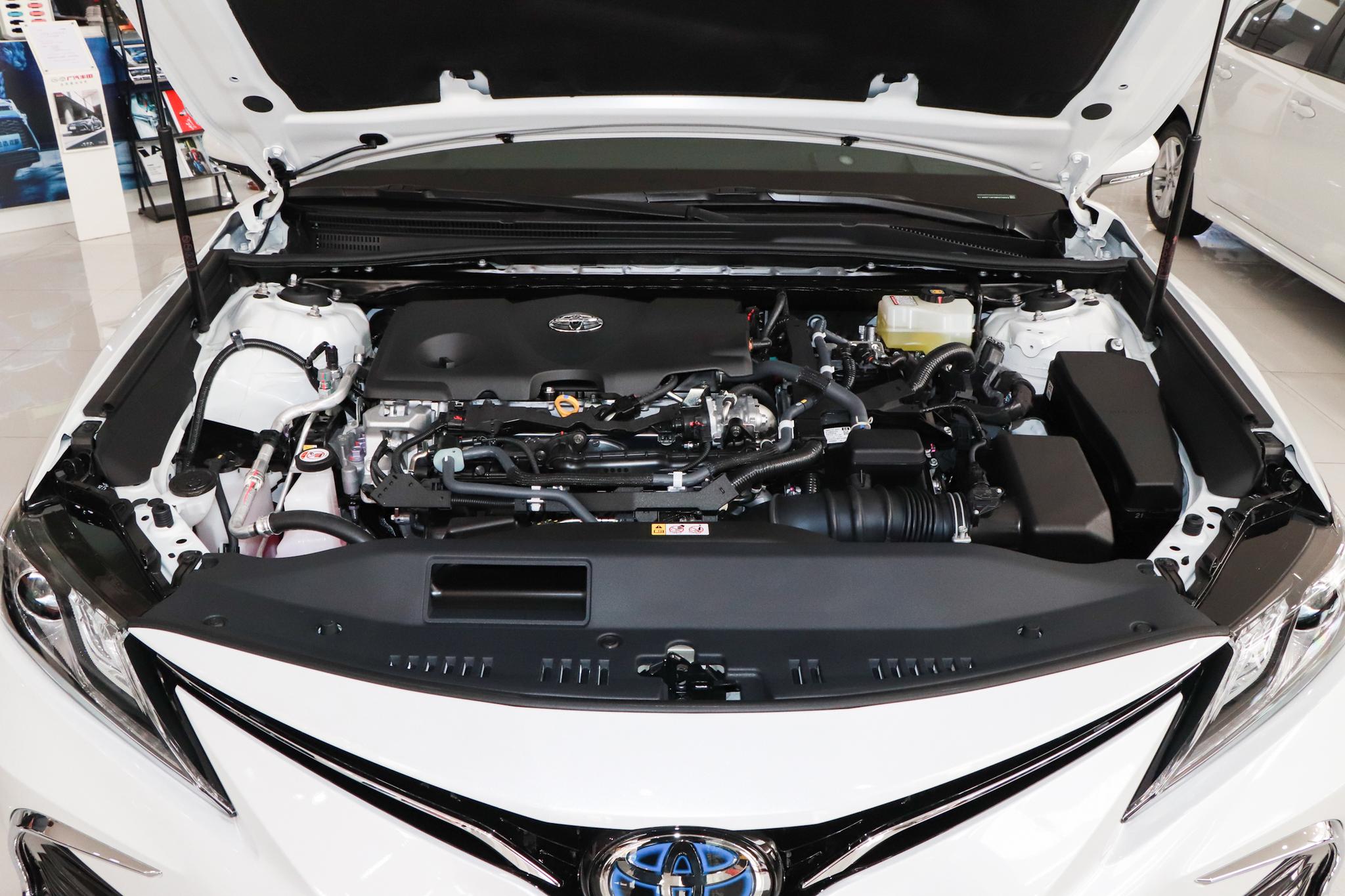凯美瑞：外观动感，中型车，配2.5L+E-CVT，双擎，售价23.98万元