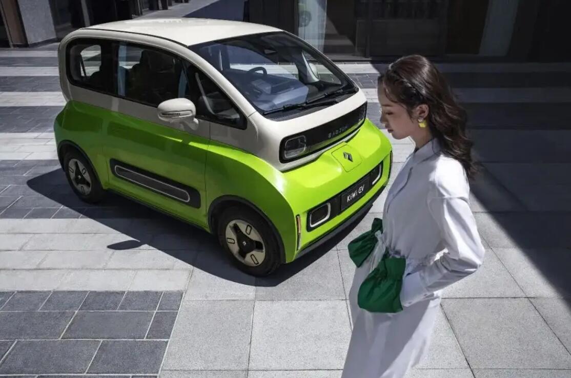 五菱又出 神车 入手不到十万 女性朋友的 福音 爱卡汽车爱咖号