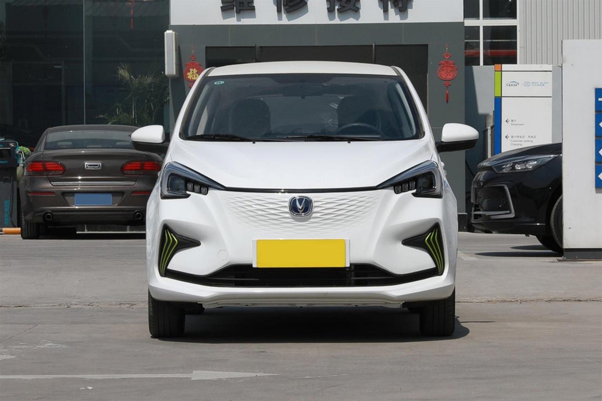 奔奔E-Star售价2.98万起，续航301km，适合年轻人的“代步神车”