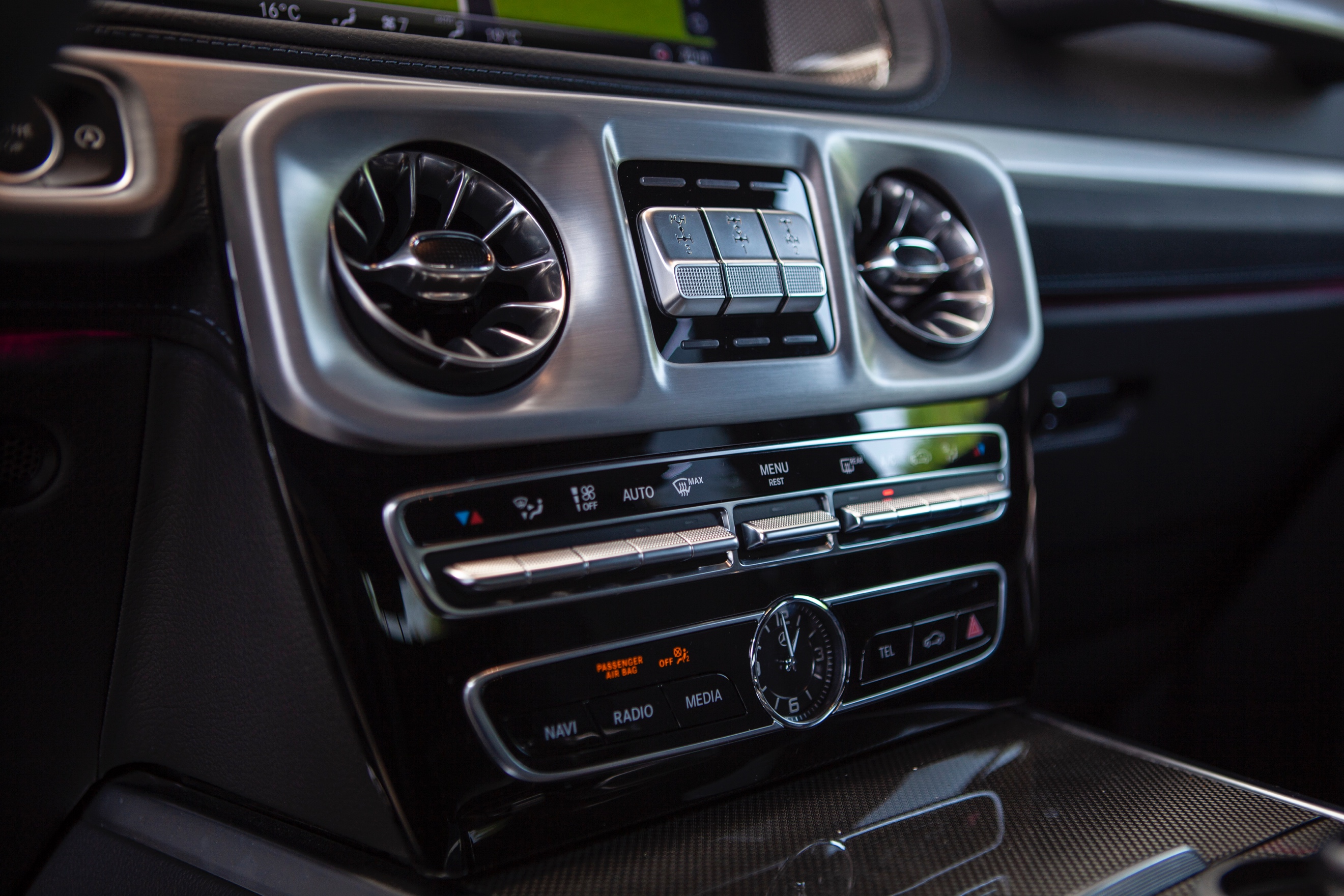 与外观一样,奔驰g350的内饰设计,与g500保持高度相似.