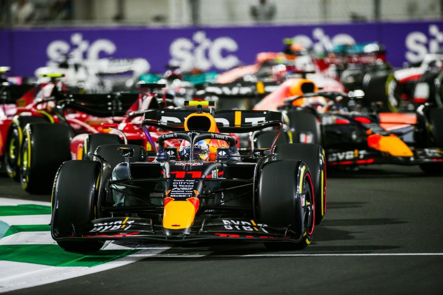 f1比赛(F1沙特站红牛0.5秒力压法拉利，诠释斗智斗勇，所有比赛都该这样)