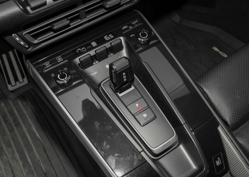 新款保时捷卡宴内饰首曝，全数字液晶仪表，配911同款挡把