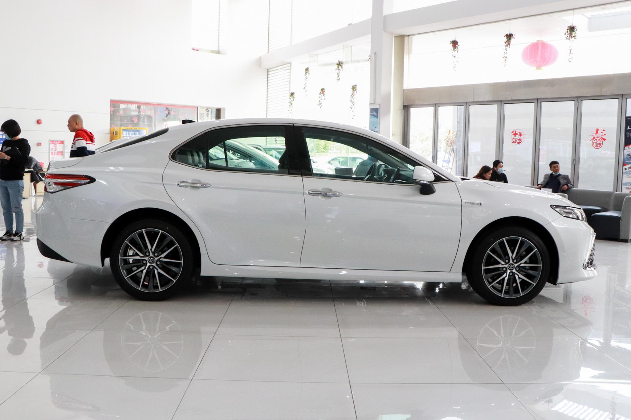 凯美瑞：外观动感，中型车，配2.5L+E-CVT，双擎，售价23.98万元
