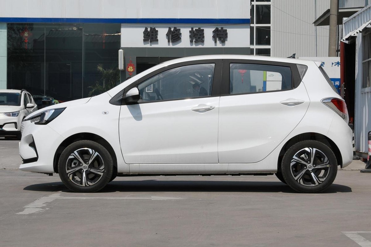 奔奔E-Star售价2.98万起，续航301km，适合年轻人的“代步神车”